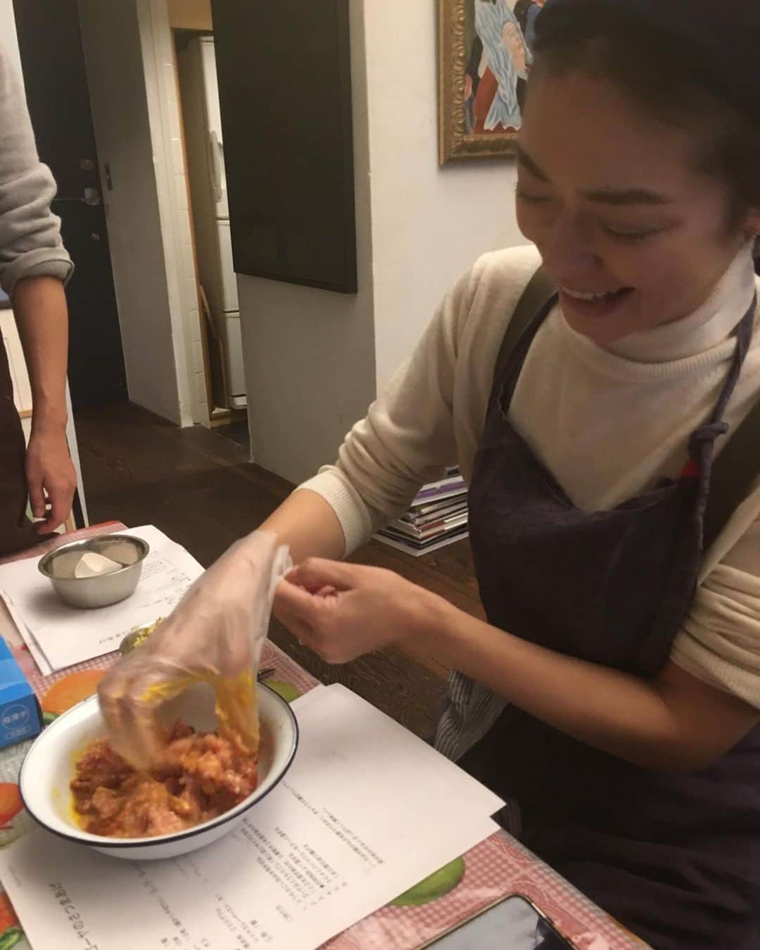 加藤紀子のインスタグラム：「今月もアーバンママのお料理レッスンに🍴 サササと簡単（のよう）に 作って教えてくれるけど どのレシピも思いつかない組み合わせばかり、毎回感動🥺✨ 舌と鼻と胃が味を覚えている間に復習だ！！ ＃アーバンママのお料理レッスン ＃カオマンガイ #ガイトート #タイに行きたくなる味ばかり」