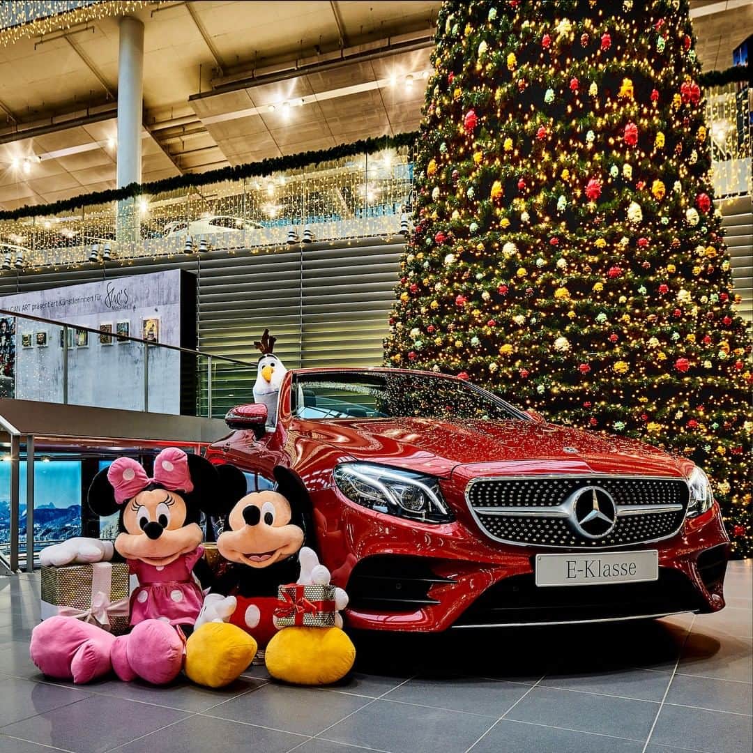 メルセデス・ベンツさんのインスタグラム写真 - (メルセデス・ベンツInstagram)「Happy Holidays! Take a look at how @DisneyDeutschland and @MercedesBenzMuenchen created a larger than life advent calendar in Munich. Every day, one of the lovely #DisneyClassics appears with a matching Mercedes-Benz.  #MercedesBenz #Disney #DisneyXMercedes #MBKalender #DisneyDVD #DisneyClassicsCollection #AdventCalender」12月15日 16時00分 - mercedesbenz