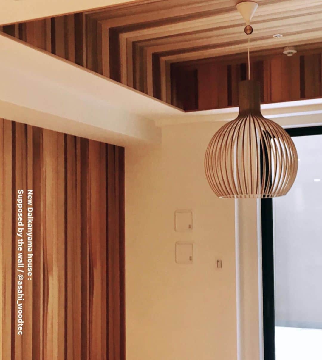 川上俊のインスタグラム：「New Daikanyama House: supported by the wall ( @asahi_woodtec ) constructed by kogazo - 軽井沢では妻 @miho.kawakami.5 が建築中ですが、代官山では僕が小さな部屋を購入しまして、新築なんですが、図面でも気になっていた壁が、やはり気になってしまい、引き渡し後すぐに壁を取り壊してもらう工事と、あわせて、空気感もアップデートしようかと、woodtec / the wall のレッドシダーで壁+天井を包む追加施工で、新築なのにリノベーションを行なってみています。（ the wall は artless でブランディングしているので興味がある方はご連絡ください）  40を過ぎて、はじめて家を購入したりローンを組んだりと契約や書類などが沢山あって、大人な学ぶことがたくさんあるなと、それはそれでいい勉強にもなっています。」