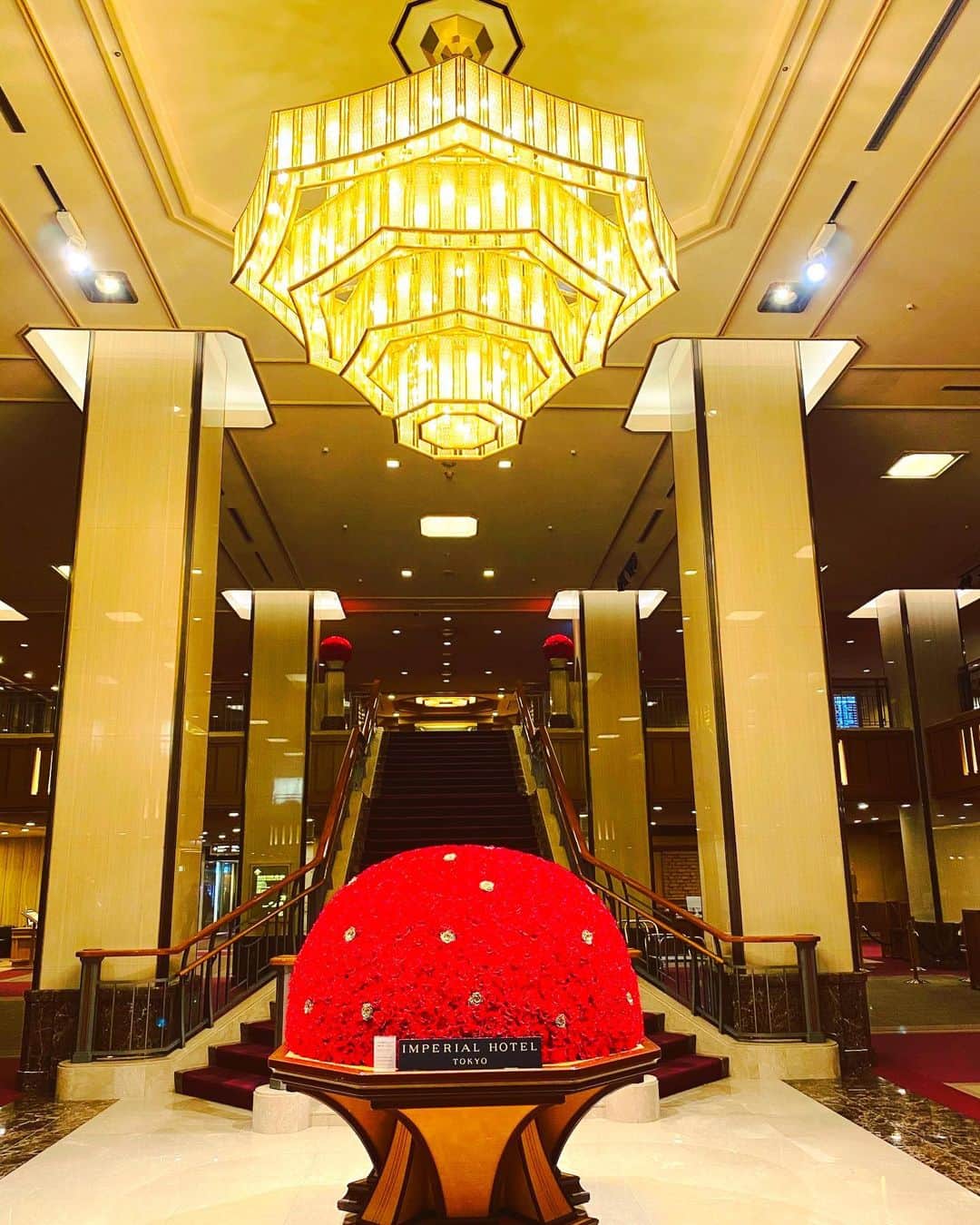 おおたうにさんのインスタグラム写真 - (おおたうにInstagram)「（25）✨Imperial Hotel✨ 📷 @shinguma さん🐻 & @nikiricom 🐰 毎年なぜか必ず誰かしらこの時期に訪れてくれる帝国ホテル。うちのトップハンターズの写真をmix❣️この紅い丸い子は毎年お目見えするデザインなのだね🌹 #christmastreehunting #🎄 #ツリー狩り #hobby #借り物写真」12月15日 16時04分 - outa_uni