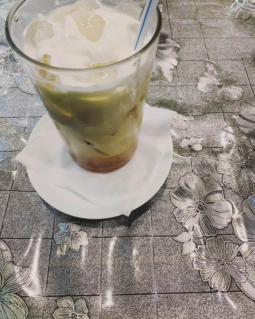 小谷実由さんのインスタグラム写真 - (小谷実由Instagram)「お久しぶりサモアール🦢今日のテーブルクロスはシルバーでシックです🦢🦢 #喫茶部」12月15日 16時04分 - omiyuno