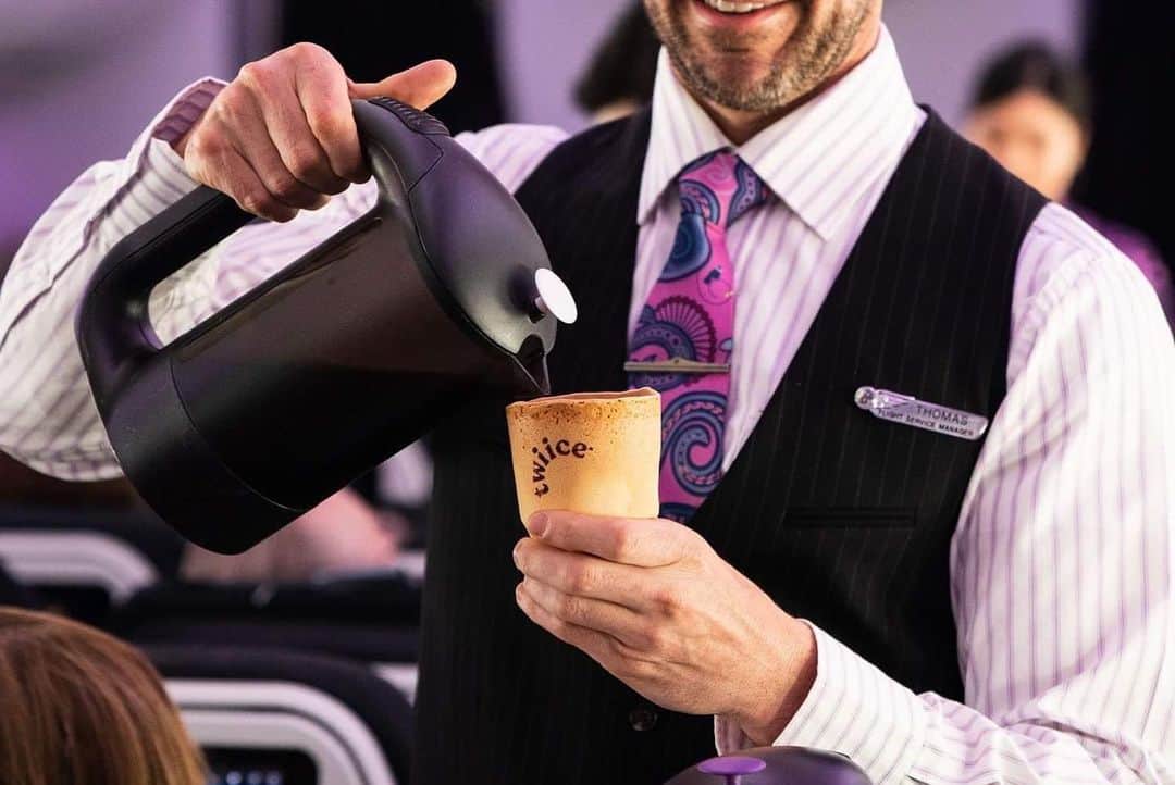 Vogue Taiwan Officialさんのインスタグラム写真 - (Vogue Taiwan OfficialInstagram)「#VogueTravel﻿ 環境維護意識不斷高漲，許多品牌紛紛響應。向來創意前衛無限的「紐西蘭航空 @air.newzealand 」就宣布推出可食用的「餅乾咖啡杯」，與紐西蘭企業twice合作，用小麥粉、糖、雞蛋與香草製成，不僅能避免飲料滲漏，也可以保持餅乾杯的酥脆口感，香草風味的杯子可與咖啡搭配，或是裝入冰淇淋一起享用。目前「餅乾咖啡杯」先從機上與奧克蘭貴賓室推行，預計每年可減少800萬個紙杯消耗。紐西蘭航空也表示這只是第一步，未來會持續開發可在飛機上長期使用的環境友善產品。﻿ ﻿ 👉完整報導請點 @voguetaiwan 首頁連結﻿ ﻿ #紐西蘭航空 #餅乾杯 #環保 #旅遊 #旅行 #newzealandairlines #cookiecups #ecofriendly﻿ ﻿ 🖋#wendych」12月15日 16時05分 - voguetaiwan