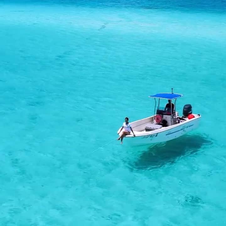 のインスタグラム：「透き通る八重山の青い海は船が浮いているように見え、海の中はどこまでも遠く見渡せることができ、まるで空中遊泳を楽しんでいる感覚になります。 #はいむるぶし #旅行 #八重山諸島の旅 #透き通る海」