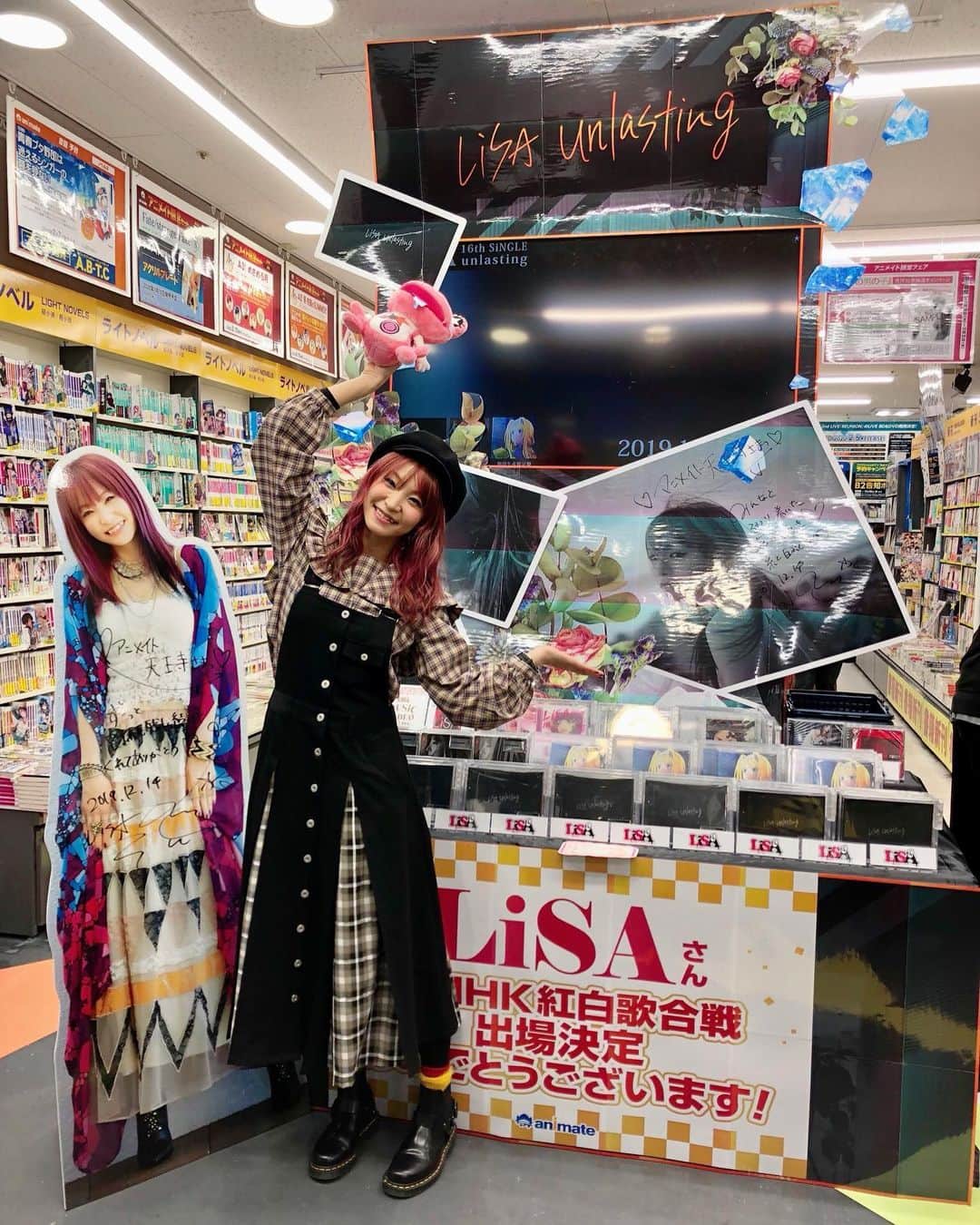 LiSAさんのインスタグラム写真 - (LiSAInstagram)「#unlasting 発売して、直接お店さんを見れて嬉しい。 大阪 天王寺、日本橋、難波、梅田のお店さんに、足跡残させていただきましたっ👣」12月15日 16時08分 - xlisa_olivex