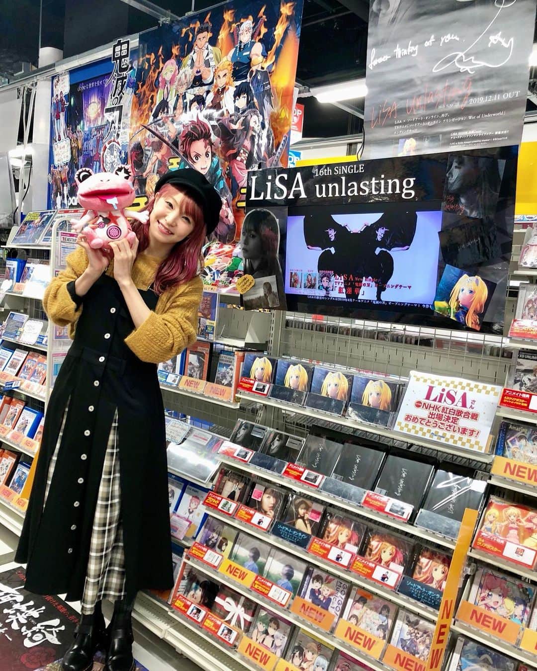 LiSAさんのインスタグラム写真 - (LiSAInstagram)「#unlasting 発売して、直接お店さんを見れて嬉しい。 大阪 天王寺、日本橋、難波、梅田のお店さんに、足跡残させていただきましたっ👣」12月15日 16時08分 - xlisa_olivex