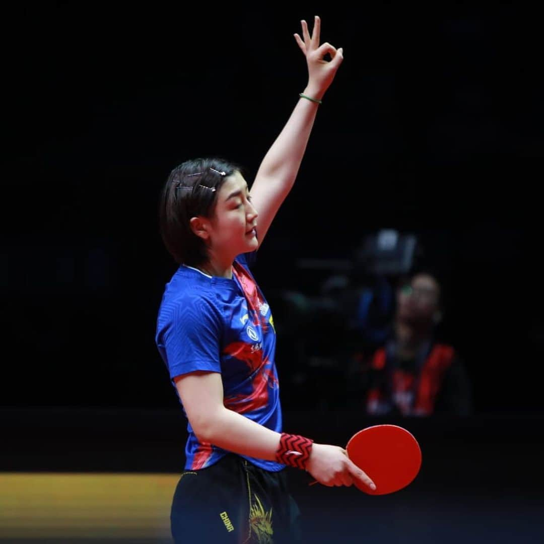 ITTF Worldさんのインスタグラム写真 - (ITTF WorldInstagram)「Question: How many times has Chen Meng won the #ITTFGrandFinals Women’s Singles title...? . Clue: Look at her fingers 😉  #Congratulations」12月15日 16時16分 - wtt