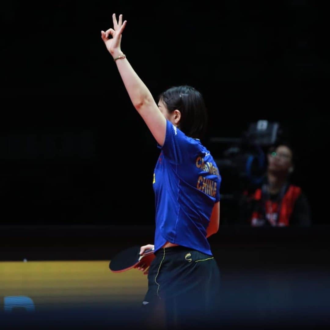 ITTF Worldさんのインスタグラム写真 - (ITTF WorldInstagram)「Question: How many times has Chen Meng won the #ITTFGrandFinals Women’s Singles title...? . Clue: Look at her fingers 😉  #Congratulations」12月15日 16時16分 - wtt