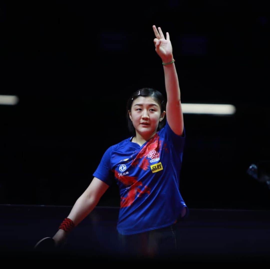 のインスタグラム：「Question: How many times has Chen Meng won the #ITTFGrandFinals Women’s Singles title...? . Clue: Look at her fingers 😉  #Congratulations」