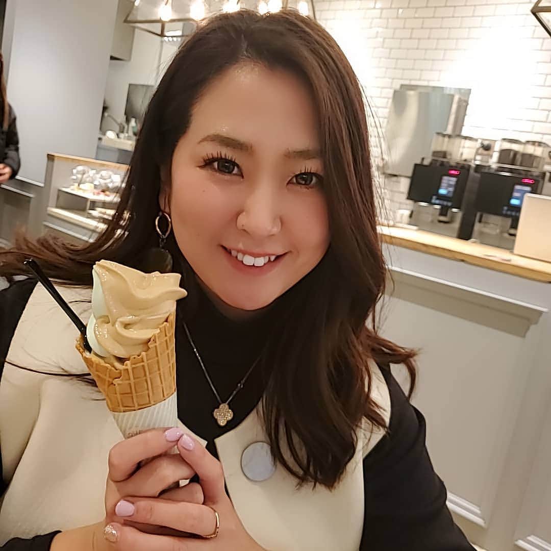 うさまりあのインスタグラム：「． ． ． ． あいしゅくりーむ🍦 ． ． #ジェラピケカフェ  #水色ソフトクリーム  #木更津アウトレット #お買い物 ． ． 今日もいい一日だったなぁ～💗 ． いろんなご縁に感謝です🙏」