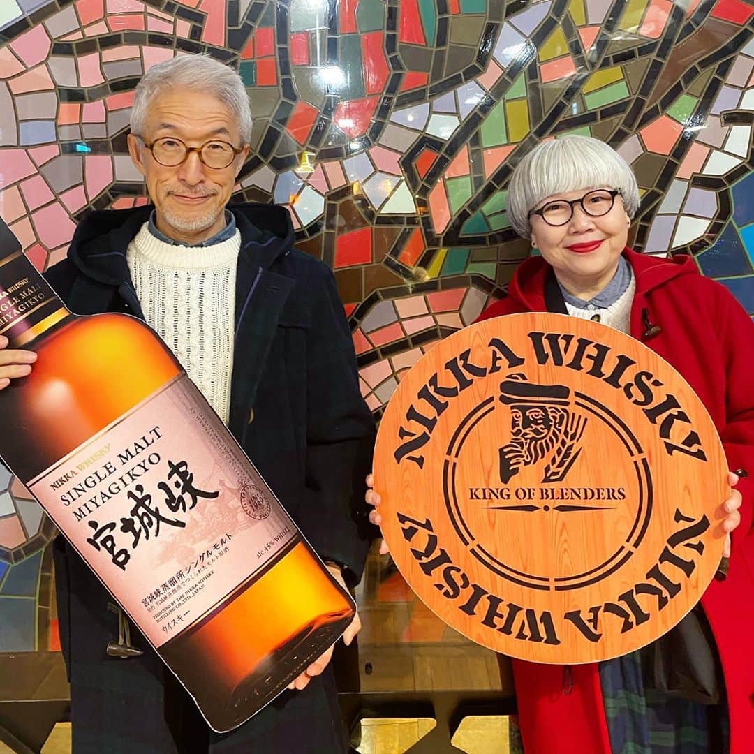 bon ponさんのインスタグラム写真 - (bon ponInstagram)「12月14日(土)、東京在住の長女夫婦が仙台に遊びに来て、一緒に「ニッカウヰスキー宮城峡蒸溜所」のガイドツアーに参加してきました。 ・ 宮城峡蒸溜所は『日本のウイスキーの父』と称される竹鶴政孝(1894-1979)が、北海道の余市蒸溜所に次いで1969年に操業させました。「異なる蒸溜所で生まれた複数の原酒をブレンドすることで、ウイスキーはより味わい深く豊かになる」という竹鶴氏の信念のもと、第二の蒸溜所にふさわしい場所を全国で探し、たどり着いたのが宮城県の広瀬川と新川(にっかわ)が合流する森の中。清流の水でブラックニッカを割って飲んでみると実に美味しく、竹鶴氏がウイスキー作りを学んだ地、スコットランドのローランドと似た気候や風土も、宮城峡を選んだ理由だそうです。 ・ ガイドツアーは午前9:00〜11:30、午後は12:30〜15:30までの30分おきにスタートし、所要時間は約70分。 案内係の方がウイスキーの製造工程やニッカウヰスキーの歴史について紹介してくださいます。説明を聞きながら、自然の景観をそのまま活かした工場内をキルン塔、仕込棟、蒸溜棟、赤煉瓦の貯蔵庫などを巡り、その後、無料の試飲を楽しむことができます。 併設するショップでは、ウイスキーはもちろん、チョコレートボンボンやウイスキーに合うおつまみなどの土産物が揃います。また無料試飲以外の銘柄も飲むことができる有料試飲もあります。 ・ 宮城峡蒸溜所を見学した後、「定義如来西方寺」へ。雨がかなり降ってきたのでお寺は諦めて、名物の『三角あぶらあげ』を食べました。揚げたての大きな油揚げに、にんにく七味と醤油をかけていただきます。見た目より軽くサクッとしていてとても美味しかったです。 ・ ・ #宮城峡蒸溜所 #ニッカウヰスキー #定義とうふ店 #三角あぶらあげ #夫婦 #60代 #ファッション #コーディネート #リンクコーデ #夫婦コーデ #グレイヘア #白髪 #共白髪 #couple #over60 #fashion #coordinate #instafashion #instagramjapan #greyhair #bonpon511」12月15日 21時45分 - bonpon511