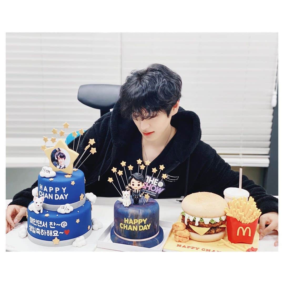Victonさんのインスタグラム写真 - (VictonInstagram)「[#빅톤] 20191214 🦖💖 빅토니의 다정한 미인댄서 #찬 이의 생일을 축하해주신 앨리스 여러분 정말 감사합니다💙💛 따뜻한 응원과 사랑 덕분에  올해 겨울도 정말 잊지 못할 행복한 추억을 만든 찬이❄️ 앞으로도 빅토니 차니를 많이 많이 응원해주세요💙😆💛😆💙 🎂다시 한 번 해피해피찬데이👍🎂 - #VICTON #HAPPY_CHAN_DAY #Chan #허찬 #빛나는_미인댄서_찬아_생일축하해」12月15日 21時45分 - victon1109