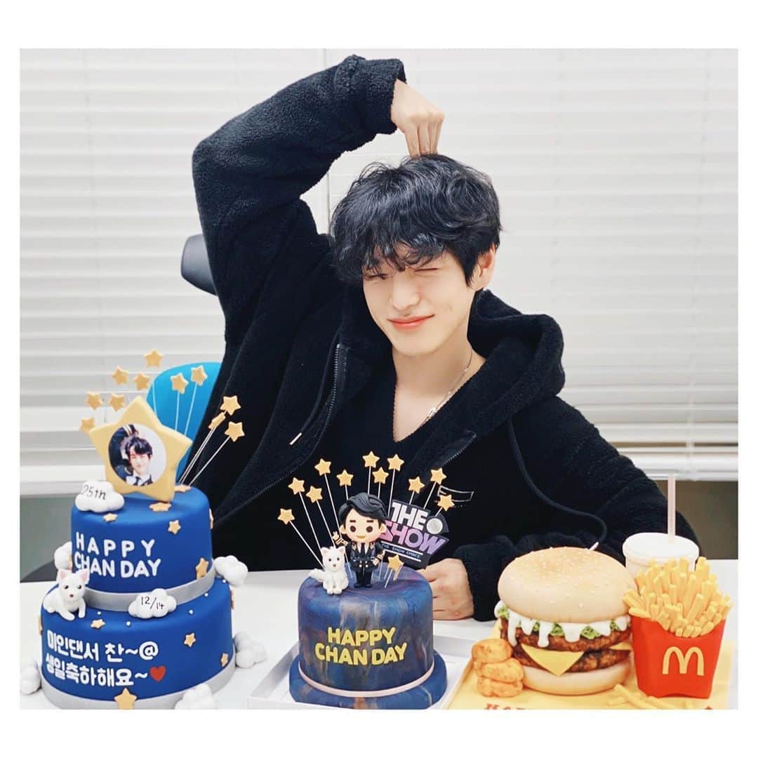 Victonさんのインスタグラム写真 - (VictonInstagram)「[#빅톤] 20191214 🦖💖 빅토니의 다정한 미인댄서 #찬 이의 생일을 축하해주신 앨리스 여러분 정말 감사합니다💙💛 따뜻한 응원과 사랑 덕분에  올해 겨울도 정말 잊지 못할 행복한 추억을 만든 찬이❄️ 앞으로도 빅토니 차니를 많이 많이 응원해주세요💙😆💛😆💙 🎂다시 한 번 해피해피찬데이👍🎂 - #VICTON #HAPPY_CHAN_DAY #Chan #허찬 #빛나는_미인댄서_찬아_생일축하해」12月15日 21時45分 - victon1109