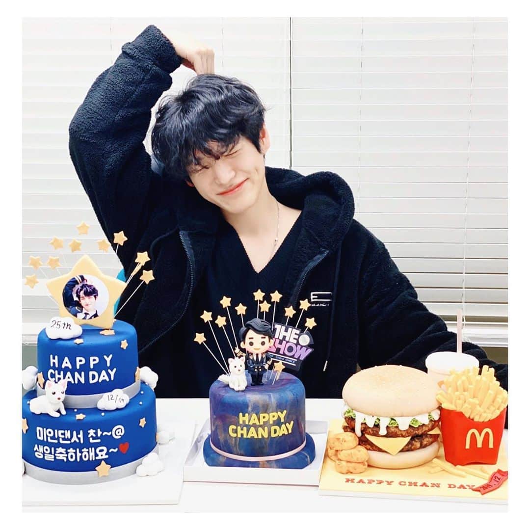 Victonさんのインスタグラム写真 - (VictonInstagram)「[#빅톤] 20191214 🦖💖 빅토니의 다정한 미인댄서 #찬 이의 생일을 축하해주신 앨리스 여러분 정말 감사합니다💙💛 따뜻한 응원과 사랑 덕분에  올해 겨울도 정말 잊지 못할 행복한 추억을 만든 찬이❄️ 앞으로도 빅토니 차니를 많이 많이 응원해주세요💙😆💛😆💙 🎂다시 한 번 해피해피찬데이👍🎂 - #VICTON #HAPPY_CHAN_DAY #Chan #허찬 #빛나는_미인댄서_찬아_생일축하해」12月15日 21時45分 - victon1109
