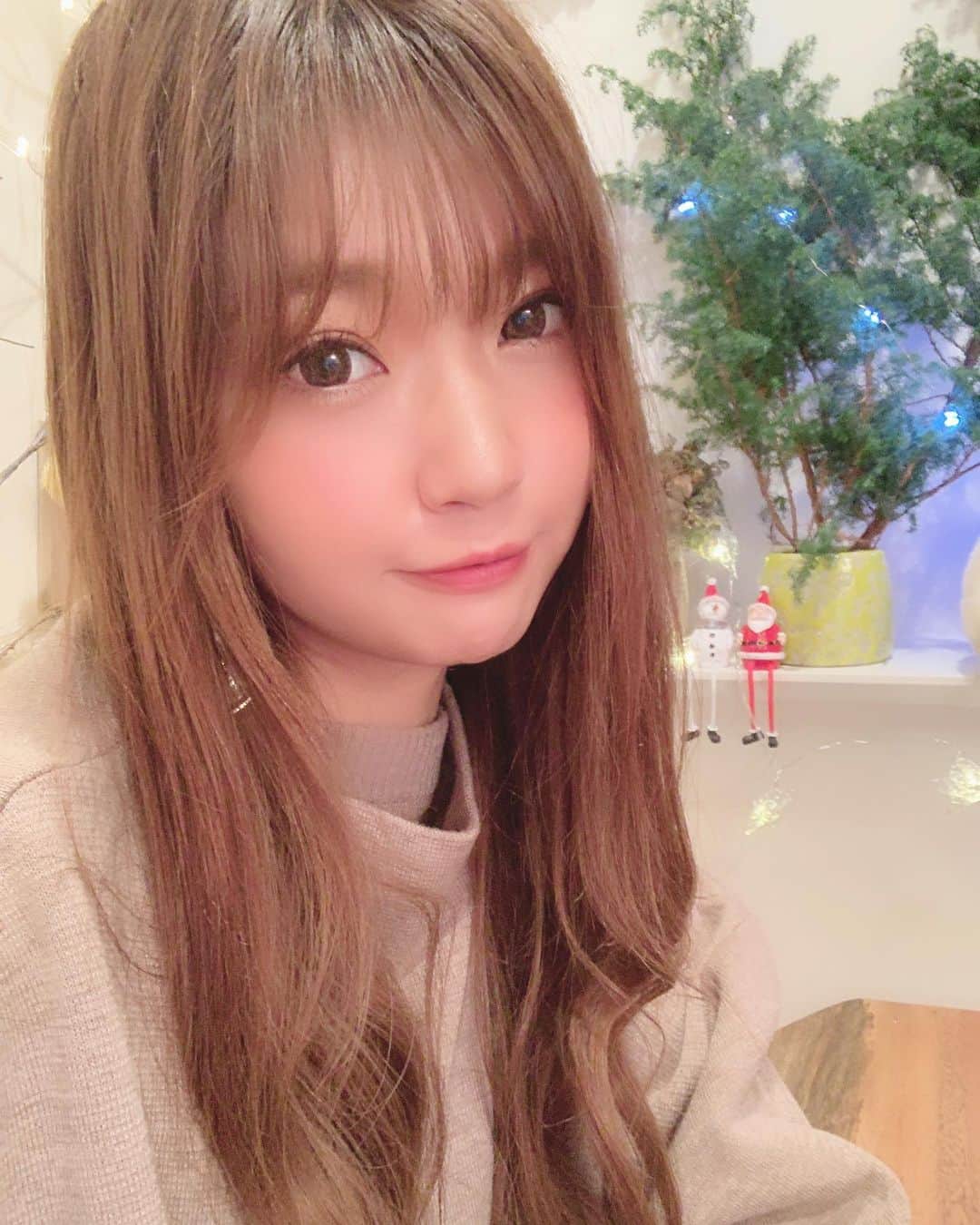 いっちゃん/嶋津 いつみのインスタグラム：「. . ちっちゃいサンタさん🎅✨ . . . . クリスマスは女子会する予定🎄❤️ . . 女子会トークって 何喋った？って記憶は特に残んないけど ただただ何時間でも喋ってられるよね🤔💨 . . . . . ちなみに…私は急に静かになって 勝手にオフモードになるタイプの人間です✋🏻w . . なんなら勝手に寝る← . . . . . #関西  #関西サロモ  #サロンモデル #サロモ #いっちゃん  #フリーモデル #関西モデル  #あざといっちゃん #かわいっちゃん #いっちゃんコーデ #ブライダルモデル #アレンジモデル #ヘアカラー  #ヘアアレンジ #ootd . .」