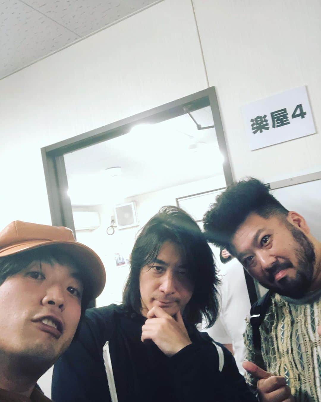 井澤惇のインスタグラム：「NUNBER GIRL。ライブしてる最中に感極まって涙した。本当にナンバガが活動再開する方の世界線で良かったわ。 賢太郎さんのDNAを受け継いでいるSkillKillsのスグルくんと私。」