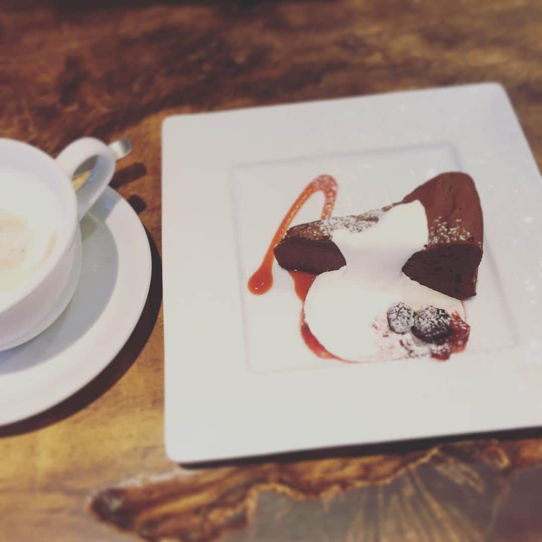 田井弘子さんのインスタグラム写真 - (田井弘子Instagram)「昨日、夕方にガトーショコラでお茶して、 また夜に100円ケーキでガトーショコラとチョコ系ばかりを1人なのに3つも買って帰る私😅 疲れてるな。これは。。 メリークリスマス🍰🎄 #ガトーショコラ #チョコレートケーキ #今はチョコアイスの気分」12月15日 21時50分 - hirokotai