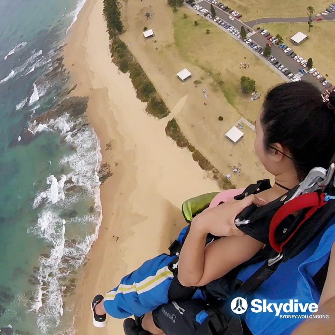 里彩さんのインスタグラム写真 - (里彩Instagram)「Skydiving!!!! It was awesome!❤️❤️❤️ I found a new hobby🥺❤️❤️❤️ ＊ ＊ 人生で初めてのスカイダイビング✈️🔥 飛ぶ直前すっごくドキドキしたけど🥺 落ちていくときは、とっても気持ち良くて 見える景色はとってもとっても綺麗で 地球を肌で感じました ハマりそう 新しい趣味ができました🐰 #australia #skydiving  #スカイダイビング」12月15日 16時27分 - risa_gram611