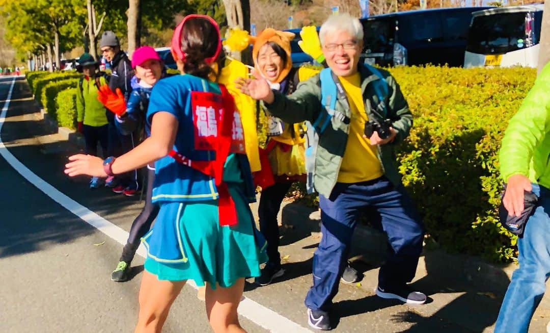 福島和可菜さんのインスタグラム写真 - (福島和可菜Instagram)「🏃‍♂️紀美野ふれあいマラソン🏃‍♂️ 参加参加させていただきましたぁ✋  様々な距離やカテゴリーがあり、1000名を超える皆様と共に、盛り上がった素晴らしい大会でした😊  それにしても、キッズ、そして学生の皆様がとにかく速い‼️‼️‼️将来が楽しみです✨  私は、表彰式のプレゼンターなどもやらせていただき、クォーターマラソンにゲストランナーとして参加🥰皆様と共に一緒に走らせていただきました🏃‍♂️クォーターマラソンのコースは、笑えるほどのアップダウン😳（笑）  下って、上ってまた下る…を繰り返し、ゴールも起伏のある芝生を走ると言う面白いコース👍 走りごたえあったわぁ🤗  初参加の大会でしたが、たくさんの皆様に声をかけていただき、嬉しかったなぁ😍 また素敵な大会に参加させていただけた事に、心から感謝です☀️☀️☀️ ありがとうございました💐  #和歌山県 #紀美野ふれあいマラソン #初 #memorial #キッズ #学生 #ハイレベル #凄い #マラソン #大会 #ありがとう #love #running #up #down #坂 #走る #guest #runner #ハイタッチ #GoPro #動画 #も #お楽しみに #🏃 #❤ #✋ #😊」12月15日 16時24分 - fukushimawakana