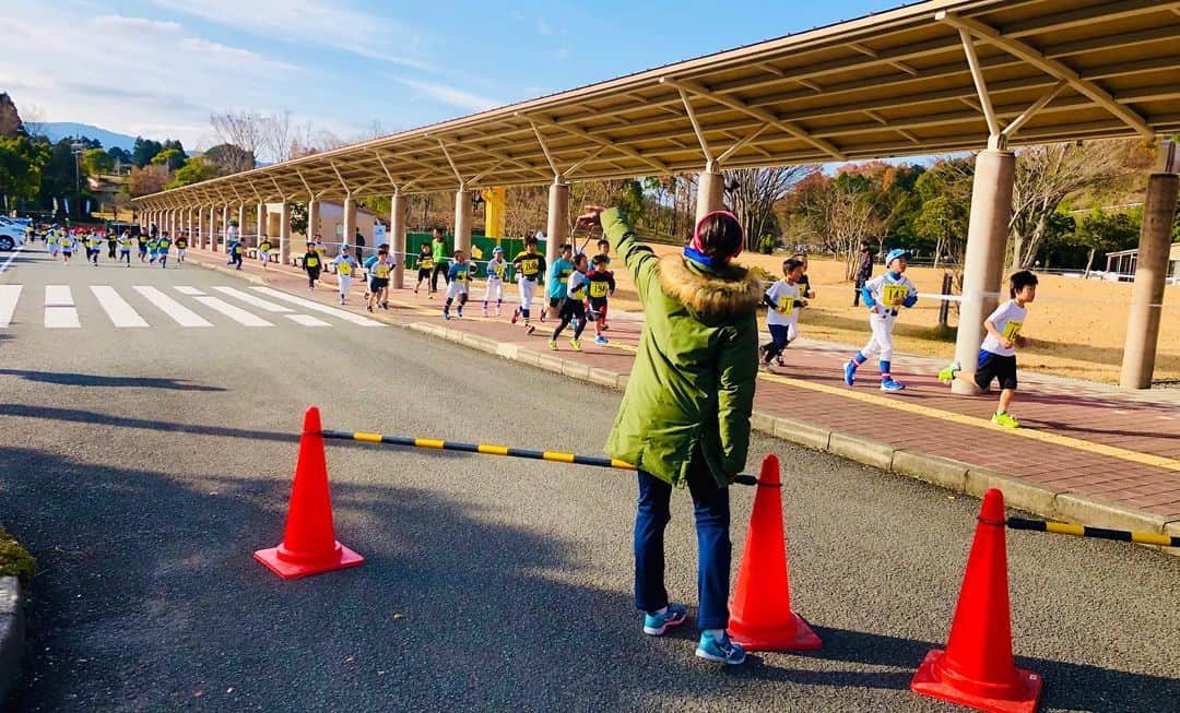 福島和可菜さんのインスタグラム写真 - (福島和可菜Instagram)「🏃‍♂️紀美野ふれあいマラソン🏃‍♂️ 参加参加させていただきましたぁ✋  様々な距離やカテゴリーがあり、1000名を超える皆様と共に、盛り上がった素晴らしい大会でした😊  それにしても、キッズ、そして学生の皆様がとにかく速い‼️‼️‼️将来が楽しみです✨  私は、表彰式のプレゼンターなどもやらせていただき、クォーターマラソンにゲストランナーとして参加🥰皆様と共に一緒に走らせていただきました🏃‍♂️クォーターマラソンのコースは、笑えるほどのアップダウン😳（笑）  下って、上ってまた下る…を繰り返し、ゴールも起伏のある芝生を走ると言う面白いコース👍 走りごたえあったわぁ🤗  初参加の大会でしたが、たくさんの皆様に声をかけていただき、嬉しかったなぁ😍 また素敵な大会に参加させていただけた事に、心から感謝です☀️☀️☀️ ありがとうございました💐  #和歌山県 #紀美野ふれあいマラソン #初 #memorial #キッズ #学生 #ハイレベル #凄い #マラソン #大会 #ありがとう #love #running #up #down #坂 #走る #guest #runner #ハイタッチ #GoPro #動画 #も #お楽しみに #🏃 #❤ #✋ #😊」12月15日 16時24分 - fukushimawakana