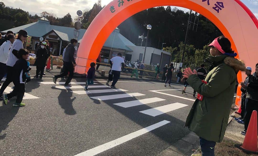 福島和可菜さんのインスタグラム写真 - (福島和可菜Instagram)「🏃‍♂️紀美野ふれあいマラソン🏃‍♂️ 参加参加させていただきましたぁ✋  様々な距離やカテゴリーがあり、1000名を超える皆様と共に、盛り上がった素晴らしい大会でした😊  それにしても、キッズ、そして学生の皆様がとにかく速い‼️‼️‼️将来が楽しみです✨  私は、表彰式のプレゼンターなどもやらせていただき、クォーターマラソンにゲストランナーとして参加🥰皆様と共に一緒に走らせていただきました🏃‍♂️クォーターマラソンのコースは、笑えるほどのアップダウン😳（笑）  下って、上ってまた下る…を繰り返し、ゴールも起伏のある芝生を走ると言う面白いコース👍 走りごたえあったわぁ🤗  初参加の大会でしたが、たくさんの皆様に声をかけていただき、嬉しかったなぁ😍 また素敵な大会に参加させていただけた事に、心から感謝です☀️☀️☀️ ありがとうございました💐  #和歌山県 #紀美野ふれあいマラソン #初 #memorial #キッズ #学生 #ハイレベル #凄い #マラソン #大会 #ありがとう #love #running #up #down #坂 #走る #guest #runner #ハイタッチ #GoPro #動画 #も #お楽しみに #🏃 #❤ #✋ #😊」12月15日 16時24分 - fukushimawakana