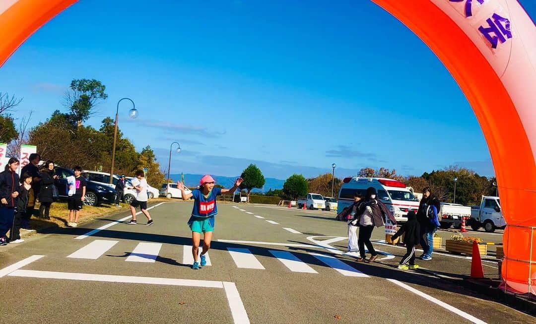 福島和可菜さんのインスタグラム写真 - (福島和可菜Instagram)「🏃‍♂️紀美野ふれあいマラソン🏃‍♂️ 参加参加させていただきましたぁ✋  様々な距離やカテゴリーがあり、1000名を超える皆様と共に、盛り上がった素晴らしい大会でした😊  それにしても、キッズ、そして学生の皆様がとにかく速い‼️‼️‼️将来が楽しみです✨  私は、表彰式のプレゼンターなどもやらせていただき、クォーターマラソンにゲストランナーとして参加🥰皆様と共に一緒に走らせていただきました🏃‍♂️クォーターマラソンのコースは、笑えるほどのアップダウン😳（笑）  下って、上ってまた下る…を繰り返し、ゴールも起伏のある芝生を走ると言う面白いコース👍 走りごたえあったわぁ🤗  初参加の大会でしたが、たくさんの皆様に声をかけていただき、嬉しかったなぁ😍 また素敵な大会に参加させていただけた事に、心から感謝です☀️☀️☀️ ありがとうございました💐  #和歌山県 #紀美野ふれあいマラソン #初 #memorial #キッズ #学生 #ハイレベル #凄い #マラソン #大会 #ありがとう #love #running #up #down #坂 #走る #guest #runner #ハイタッチ #GoPro #動画 #も #お楽しみに #🏃 #❤ #✋ #😊」12月15日 16時24分 - fukushimawakana