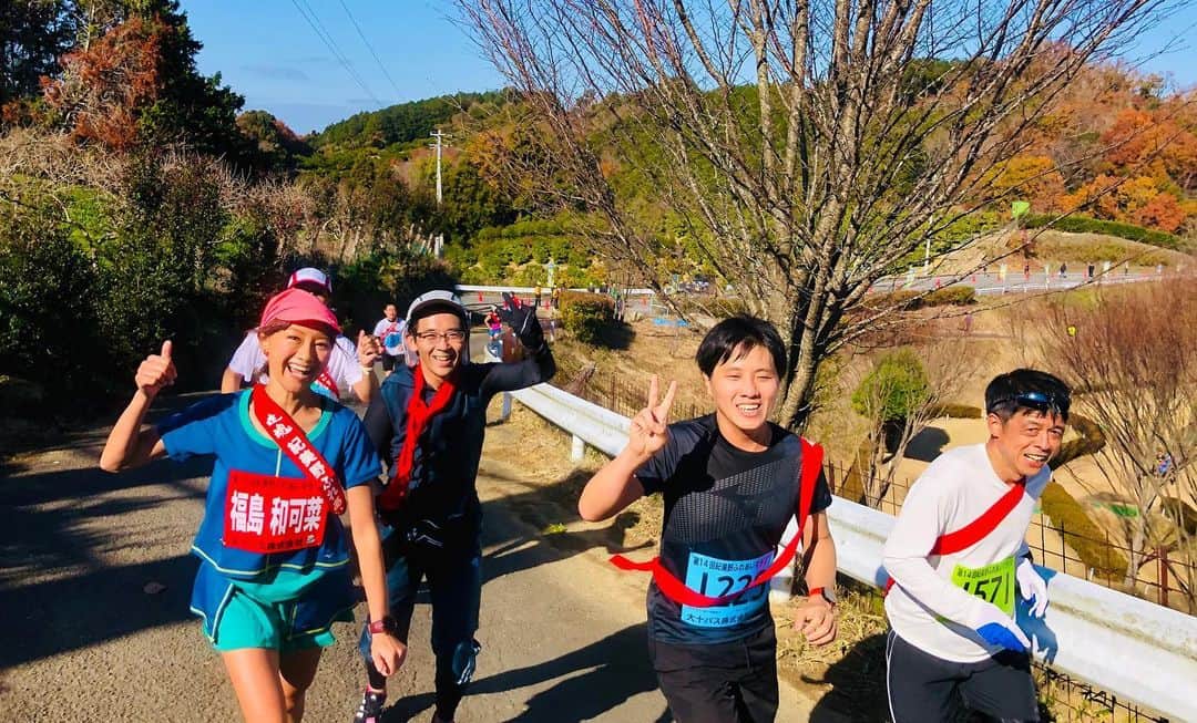 福島和可菜さんのインスタグラム写真 - (福島和可菜Instagram)「🏃‍♂️紀美野ふれあいマラソン🏃‍♂️ 参加参加させていただきましたぁ✋  様々な距離やカテゴリーがあり、1000名を超える皆様と共に、盛り上がった素晴らしい大会でした😊  それにしても、キッズ、そして学生の皆様がとにかく速い‼️‼️‼️将来が楽しみです✨  私は、表彰式のプレゼンターなどもやらせていただき、クォーターマラソンにゲストランナーとして参加🥰皆様と共に一緒に走らせていただきました🏃‍♂️クォーターマラソンのコースは、笑えるほどのアップダウン😳（笑）  下って、上ってまた下る…を繰り返し、ゴールも起伏のある芝生を走ると言う面白いコース👍 走りごたえあったわぁ🤗  初参加の大会でしたが、たくさんの皆様に声をかけていただき、嬉しかったなぁ😍 また素敵な大会に参加させていただけた事に、心から感謝です☀️☀️☀️ ありがとうございました💐  #和歌山県 #紀美野ふれあいマラソン #初 #memorial #キッズ #学生 #ハイレベル #凄い #マラソン #大会 #ありがとう #love #running #up #down #坂 #走る #guest #runner #ハイタッチ #GoPro #動画 #も #お楽しみに #🏃 #❤ #✋ #😊」12月15日 16時24分 - fukushimawakana