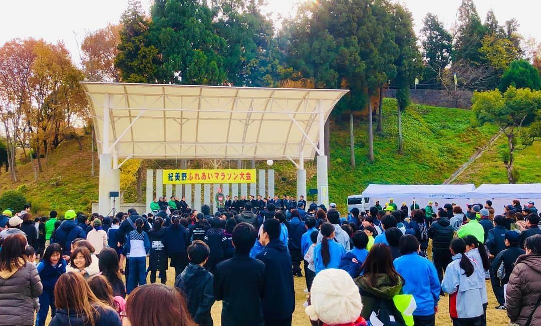 福島和可菜さんのインスタグラム写真 - (福島和可菜Instagram)「🏃‍♂️紀美野ふれあいマラソン🏃‍♂️ 参加参加させていただきましたぁ✋  様々な距離やカテゴリーがあり、1000名を超える皆様と共に、盛り上がった素晴らしい大会でした😊  それにしても、キッズ、そして学生の皆様がとにかく速い‼️‼️‼️将来が楽しみです✨  私は、表彰式のプレゼンターなどもやらせていただき、クォーターマラソンにゲストランナーとして参加🥰皆様と共に一緒に走らせていただきました🏃‍♂️クォーターマラソンのコースは、笑えるほどのアップダウン😳（笑）  下って、上ってまた下る…を繰り返し、ゴールも起伏のある芝生を走ると言う面白いコース👍 走りごたえあったわぁ🤗  初参加の大会でしたが、たくさんの皆様に声をかけていただき、嬉しかったなぁ😍 また素敵な大会に参加させていただけた事に、心から感謝です☀️☀️☀️ ありがとうございました💐  #和歌山県 #紀美野ふれあいマラソン #初 #memorial #キッズ #学生 #ハイレベル #凄い #マラソン #大会 #ありがとう #love #running #up #down #坂 #走る #guest #runner #ハイタッチ #GoPro #動画 #も #お楽しみに #🏃 #❤ #✋ #😊」12月15日 16時24分 - fukushimawakana