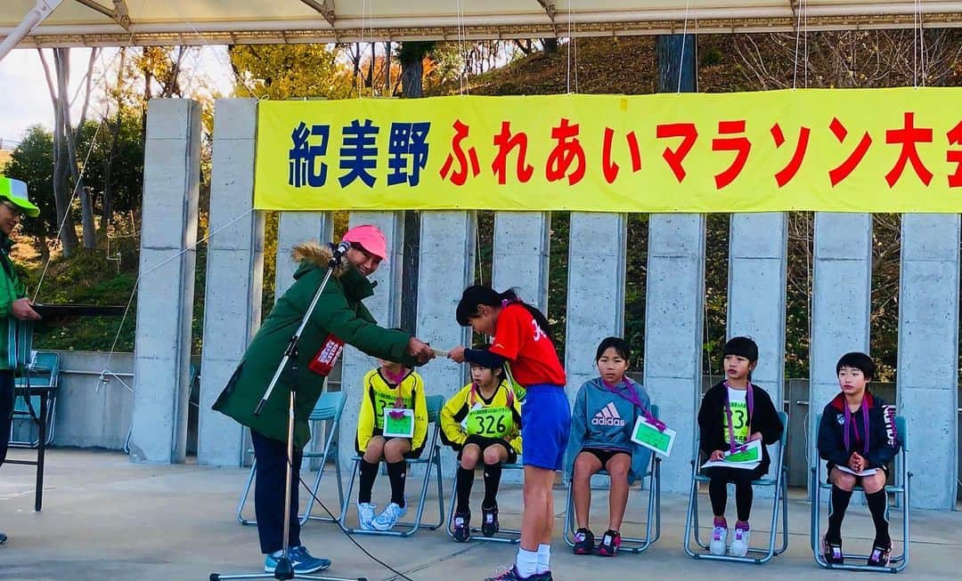 福島和可菜さんのインスタグラム写真 - (福島和可菜Instagram)「🏃‍♂️紀美野ふれあいマラソン🏃‍♂️ 参加参加させていただきましたぁ✋  様々な距離やカテゴリーがあり、1000名を超える皆様と共に、盛り上がった素晴らしい大会でした😊  それにしても、キッズ、そして学生の皆様がとにかく速い‼️‼️‼️将来が楽しみです✨  私は、表彰式のプレゼンターなどもやらせていただき、クォーターマラソンにゲストランナーとして参加🥰皆様と共に一緒に走らせていただきました🏃‍♂️クォーターマラソンのコースは、笑えるほどのアップダウン😳（笑）  下って、上ってまた下る…を繰り返し、ゴールも起伏のある芝生を走ると言う面白いコース👍 走りごたえあったわぁ🤗  初参加の大会でしたが、たくさんの皆様に声をかけていただき、嬉しかったなぁ😍 また素敵な大会に参加させていただけた事に、心から感謝です☀️☀️☀️ ありがとうございました💐  #和歌山県 #紀美野ふれあいマラソン #初 #memorial #キッズ #学生 #ハイレベル #凄い #マラソン #大会 #ありがとう #love #running #up #down #坂 #走る #guest #runner #ハイタッチ #GoPro #動画 #も #お楽しみに #🏃 #❤ #✋ #😊」12月15日 16時24分 - fukushimawakana