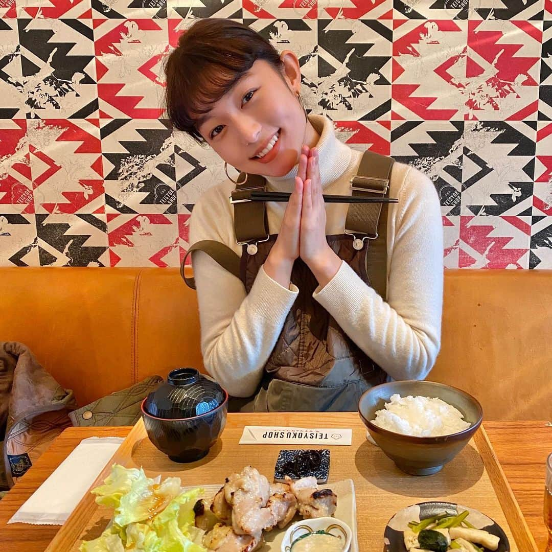 阿部朱梨さんのインスタグラム写真 - (阿部朱梨Instagram)「今日も今日とて定食🍚🙏🏻 原宿のTEISYOKU SHOPおきにいり！ お米がおいしくておかわりがとまらないの🤣  そういえば5日前に今年のご褒美でHIFUしてきたんだけど フェイスラインが調子良すぎて感動してる🥺♡笑 日に日にシュッと引き締まっていくの。本当にすごい！  PICOBEAUTY新宿院にまた半年後とかに行けるようにお仕事がんばろう🤭！ #picobeauty #yagbeauty #HIFU #リフトアップ」12月15日 16時29分 - akari_abe