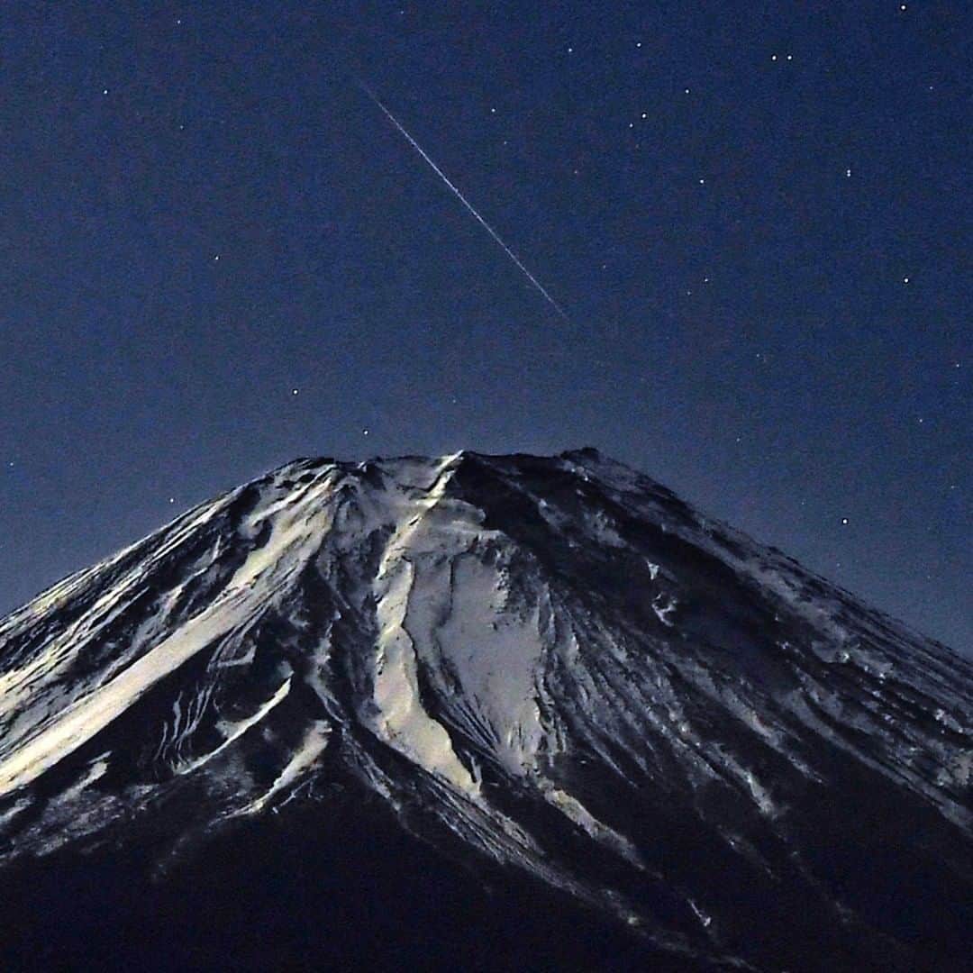 日本経済新聞社さんのインスタグラム写真 - (日本経済新聞社Instagram)「#ふたご座流星群 が14日夜、活動のピークを迎えました。午後10時過ぎごろからは、月明かりに照らされた富士山付近の空でも、１時間に10個程度の流れ星を見ることができました。（井）」12月15日 16時46分 - nikkei