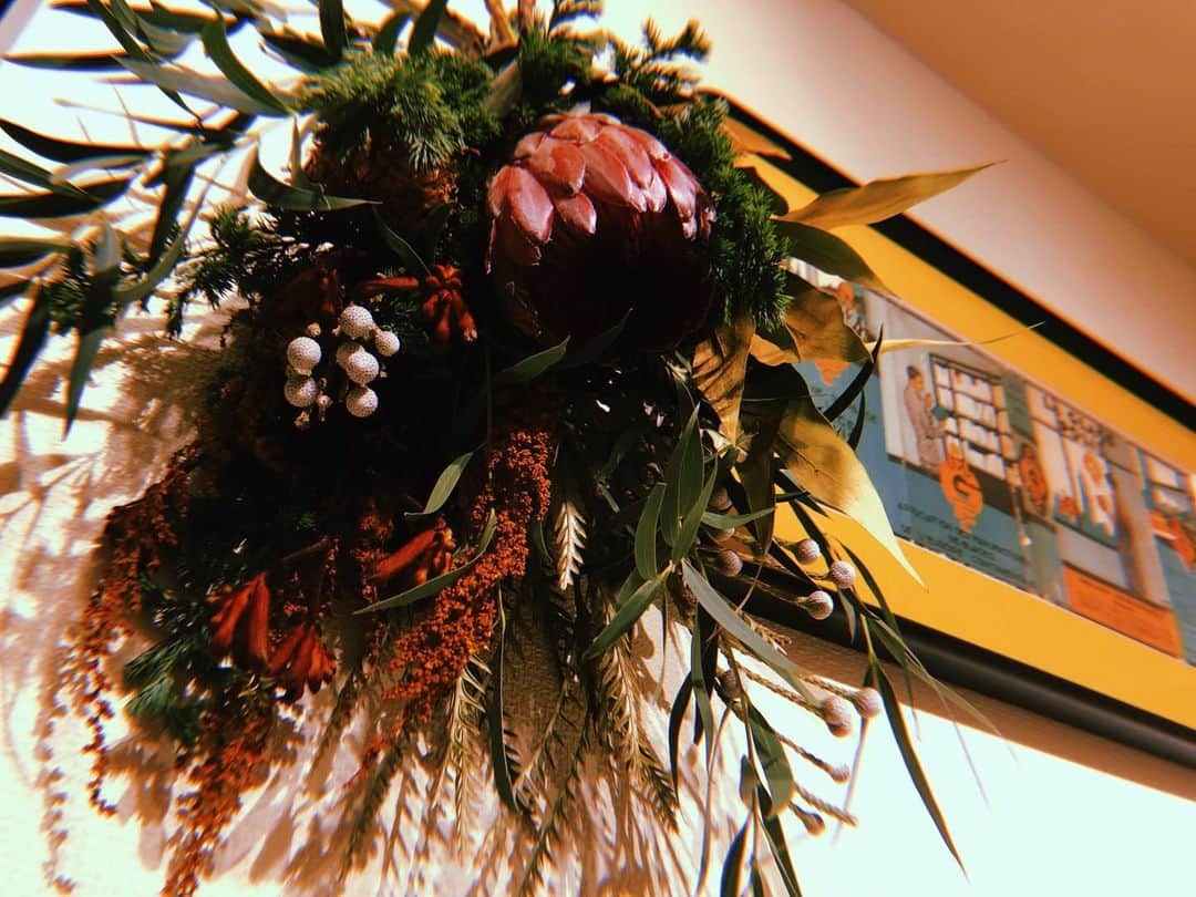 磯村勇斗のインスタグラム：「スワッグ💐  最近部屋がお花だらけ。」