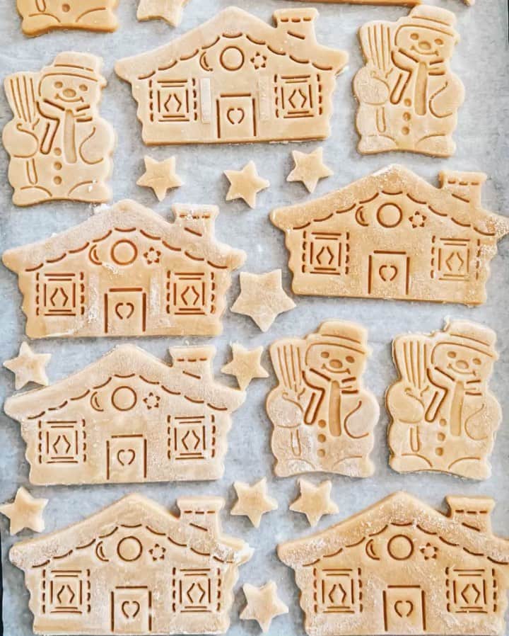 mamiaoyagiのインスタグラム：「⋆ 𝙲𝚑𝚛𝚒𝚜𝚝𝚖𝚊𝚜 𝚌𝚘𝚘𝚔𝚒𝚎𝚜 ᐝᐤ𖠿𖢔ᐝᐤ 𖢔⋆𖢔𖢔ᐝᐤ ⋆ 今年はキャラメルシナモンのクリスマスクッキー。 大のお気に入りの型で♡ 焼いたらスプリンクルでおめかしです。 ᐝᐤ𖠿𖢔៰𐩲𖢔⋆𖢔ᐝᐤ ⋆  #cookies #christmascookies #caramelcinnamoncookies #holidaycookies  #christmas2019 #snowman #クッキー　#クリスマスクッキー  #クリスマス #thebakefeed #mywilliamssonoma #feedfeed #wiltoncakes #marthabakes #food52 #instafood #foodphotography #flatlay #homemade #baking」