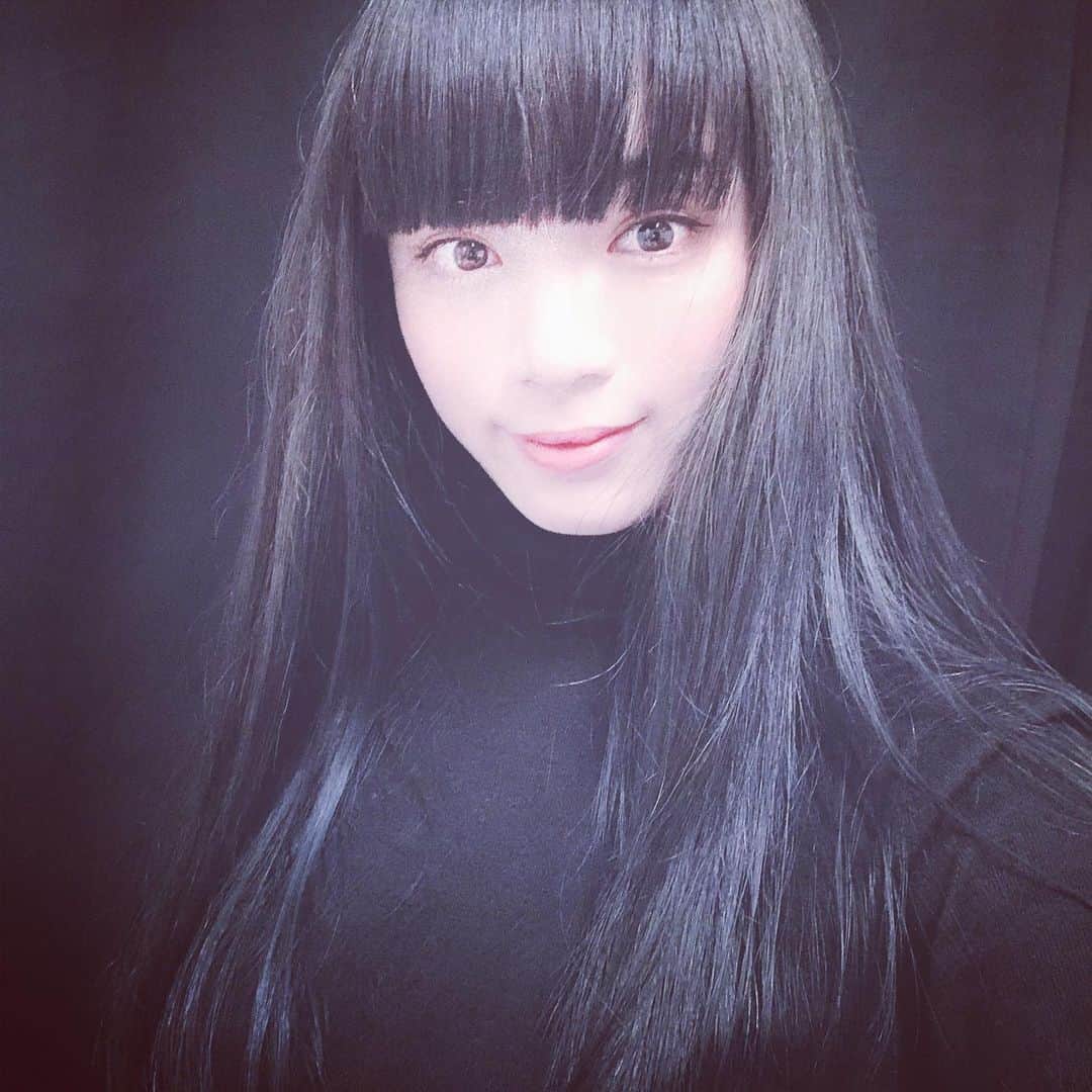 ゆらのインスタグラム：「着心地最高なタートルニット」