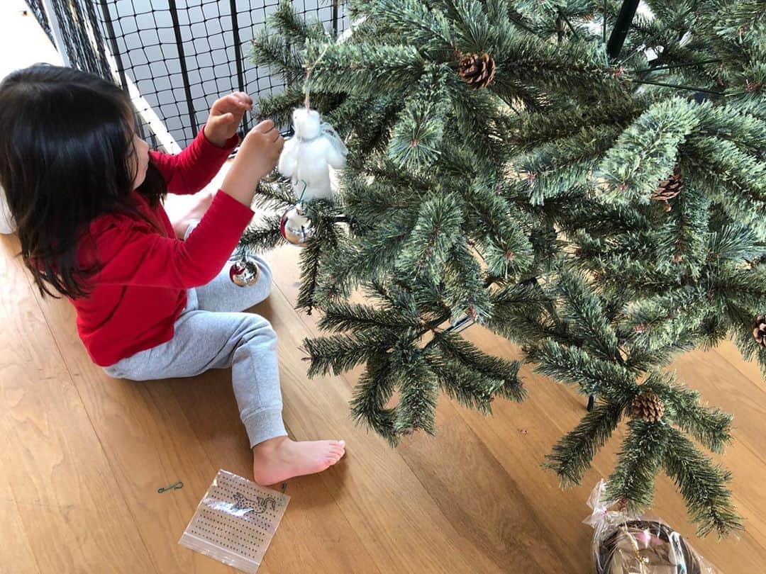 東原亜希さんのインスタグラム写真 - (東原亜希Instagram)「双子妹がずっと熱望していたツリーの飾り付け、家の撮影終わったら、と思っていたら、こんなに遅くなってしまった🙇‍♂️😭なのに早々に飽きて結局わたしがやるという🤣🤣🤣はい、そうですよね!!」12月15日 16時53分 - akihigashihara