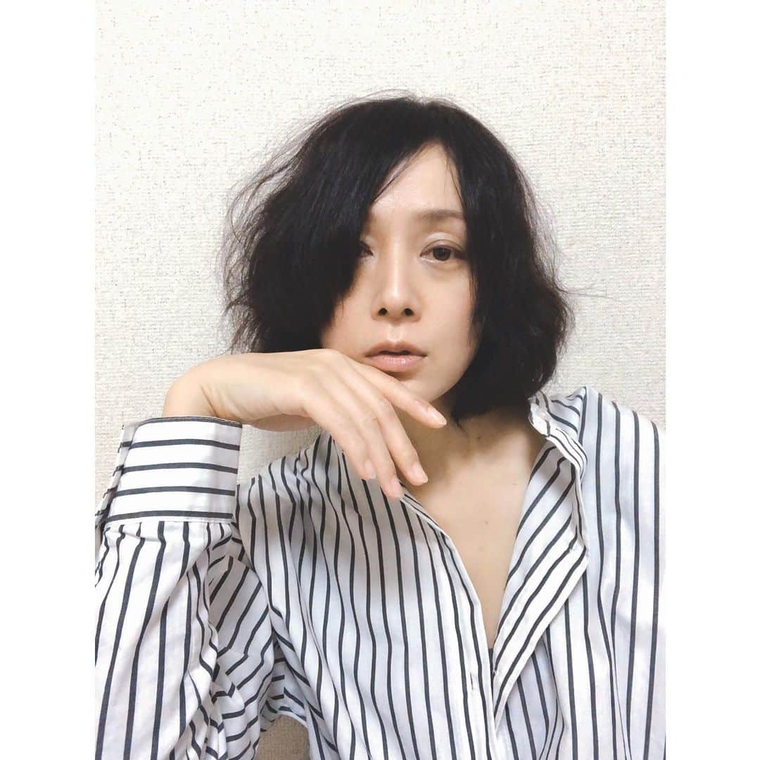 竹中友紀子のインスタグラム：「#自撮り  髪、ちょっと切りました。というか整えました。 短くしたら美容院に行くペースが速くなることを久しぶりに思い出した(笑) 私、こんなに髪伸びるの速かったっけ？？」