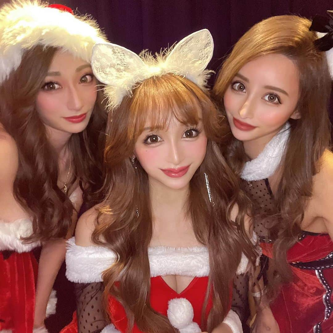 華沢友里奈さんのインスタグラム写真 - (華沢友里奈Instagram)「少し早めに大好きなメンバーで クリパしたよん🎄✨ @saki_411  @hozunyam0818  みんなでサンタコスしたの❤️ ゆりながきてるのは @hz_hozumi  のサンタコスだよ(*´꒳`*) そして大好きな @sabi_motoazabu  でたくさん美味しいもの食べて 飲んで語った❤️ 今年はこのメンバーで海に行ったり 野球、そしてクリパできて幸せすぎ (๑>◡<๑)✨ クリスマス終わったらあっという間に お正月になってしまうから 今年最後にたくさん思い出作ろう \(//∇//)\ #クリパ　#サンタコス #クリスマス　#野球女子 #ご飯　#hz  #followｍe」12月15日 16時47分 - hanazawayurina