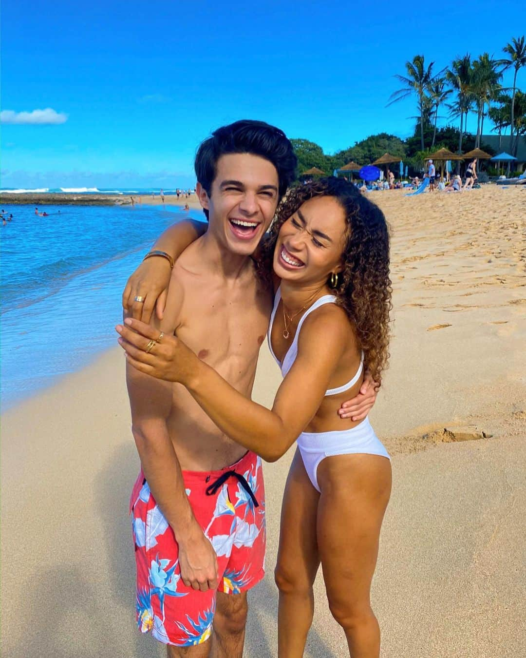 Brent Riveraさんのインスタグラム写真 - (Brent RiveraInstagram)「So we had a “honeymoon” in Hawaii for a youtube video😊 it was fun😂🌺」12月15日 16時52分 - brentrivera