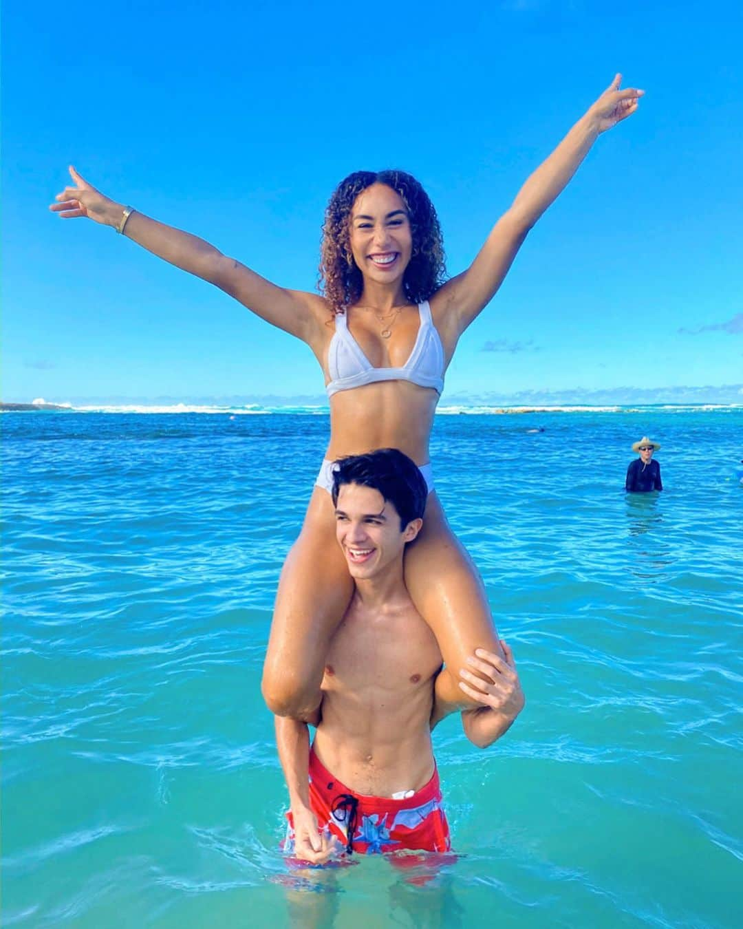 Brent Riveraさんのインスタグラム写真 - (Brent RiveraInstagram)「So we had a “honeymoon” in Hawaii for a youtube video😊 it was fun😂🌺」12月15日 16時52分 - brentrivera