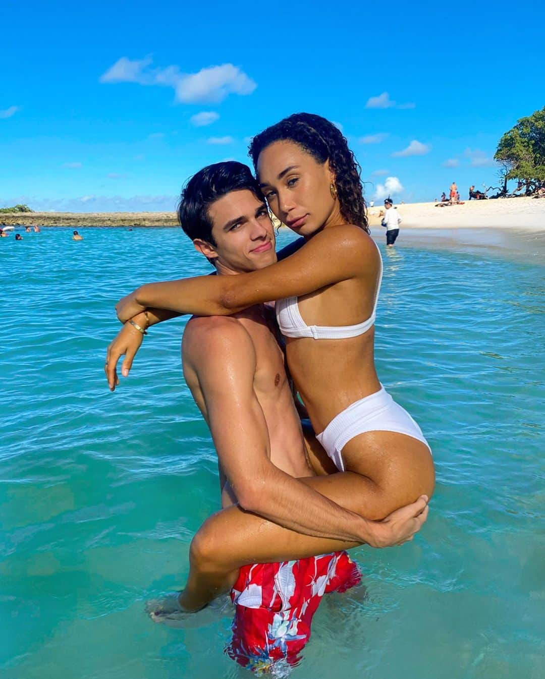 Brent Riveraのインスタグラム：「So we had a “honeymoon” in Hawaii for a youtube video😊 it was fun😂🌺」