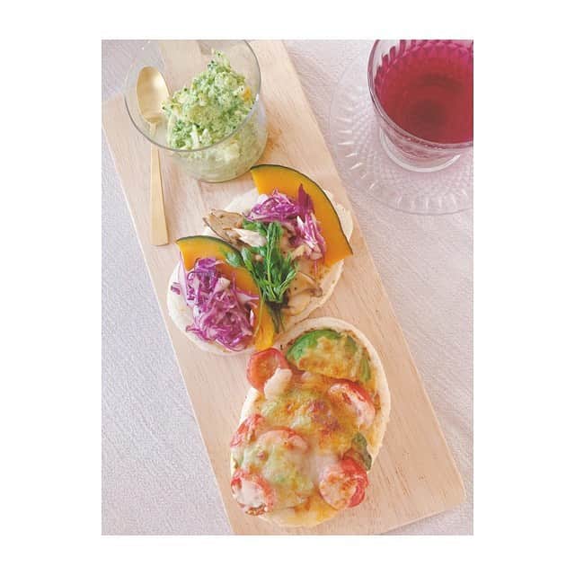 前田ゆかのインスタグラム：「休日のlunch ＊ ＊ グルテンフリーパン に野菜をのせてタルティーヌ風に！ ＊ ＊ 合わせたお茶は農薬を一切使わないスーパーフードの黒人参茶。ポリフェノール、アントシアニンの含有量が非常に高く活性酸素除去と眼精疲労に効果的。 ハイビスカス、月桃の入った beautyをチャージ♡  #グルテンフリー #グルテンフリーパン #gultenfree  #natoha #黒人参茶beauty  #黒人参 #もう夕食の準備💦」