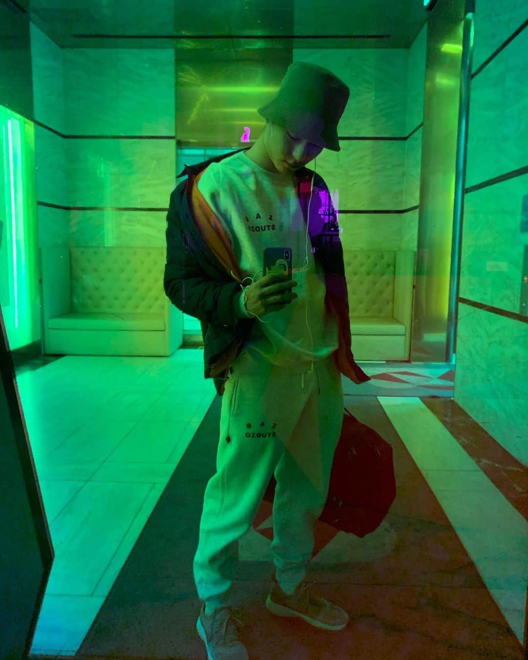 コ・ギョンピョのインスタグラム：「@iabstudio @realisshoman 🙏🏻 감사합니다 :) 잘 입을게👍🏻💕」