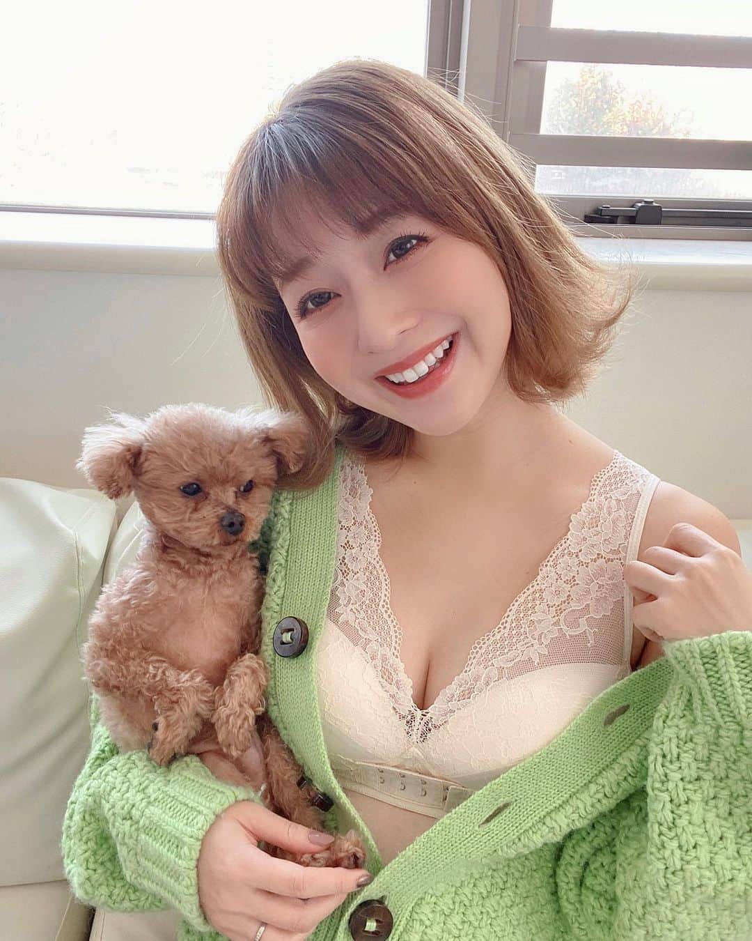 のインスタグラム：「・ じろり👀と視線が気になる🐶笑 ・ なかなか可愛いデザインの下着に 出逢えなかった妊娠中。 サイズも変わったし 初期は締め付けでの苦しさもあって テンション下がるなぁって思ってたんだけど 後期にしてやっと❣️やっと❣️ピンときた🥺 普段はナイトブラとして使うものなので ノンワイヤーでとっても楽ちん。 (HPにも書いてあるけど かかりつけの医師に相談は必要だよ👩🏻‍⚕️) 私は いつもより1つサイズを上げて購入したら どのブラジャーより快適でした🙆🏻‍♀️🙆🏻‍♀️ 何より可愛い下着を久々につけられて ほんとーーーに嬉しい💕 マタニティでもつけることができる 可愛いブラジャーって貴重だよね☺️✨ @lulukushel  #くつろぎ育乳ブラ #ナイトブラ #育乳 #lulukushel #育乳ブラ #ルルクシェル #pr」