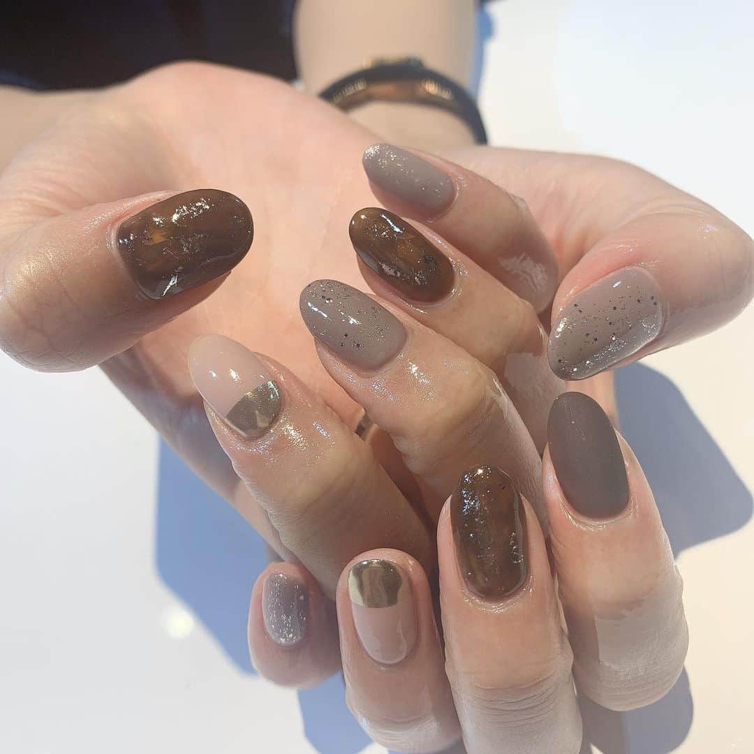 RUBY&ONYX by Kanako Miuraのインスタグラム：「brown🐻🦥🦦 ・ 12/16 17:00〜.18:00〜 12/18 12:00(シンプル)16:00〜.17:00〜18:00〜 手足同時施術できます😍  ご案内可能です🥰  そのほかのお時間もお問い合わせください💫  お子様もお隣に座れるルームや個室もございます💡 ・ ・ 🌿月額制もやってます🌿 ○プレミアム会員(ハンド&フット)¥29,800(税抜)・ ○ハンドレギュラー会員¥14,800(税抜)・ ○フットレギュラー会員¥14,800(税抜)・ ・ それぞれ全てのメニューが月に何度でもご利用頂けます。  ご予約、お問い合わせはDMまたは 0354595882 LINE ID：@ rubynail までお気軽にどうぞ💫  #daikanyama#nailsalon#nail#gelnail#rubyandonyx#handnail#mode#cool#studs#menscare#ART#winternails#メンズネイル#メンズケア#定額制ネイル#通い放題#ジェルネイル#ネイル#ノーサンディング#ショートネイル#代官山ネイルサロン#トレンドネイル#冬ネイル」