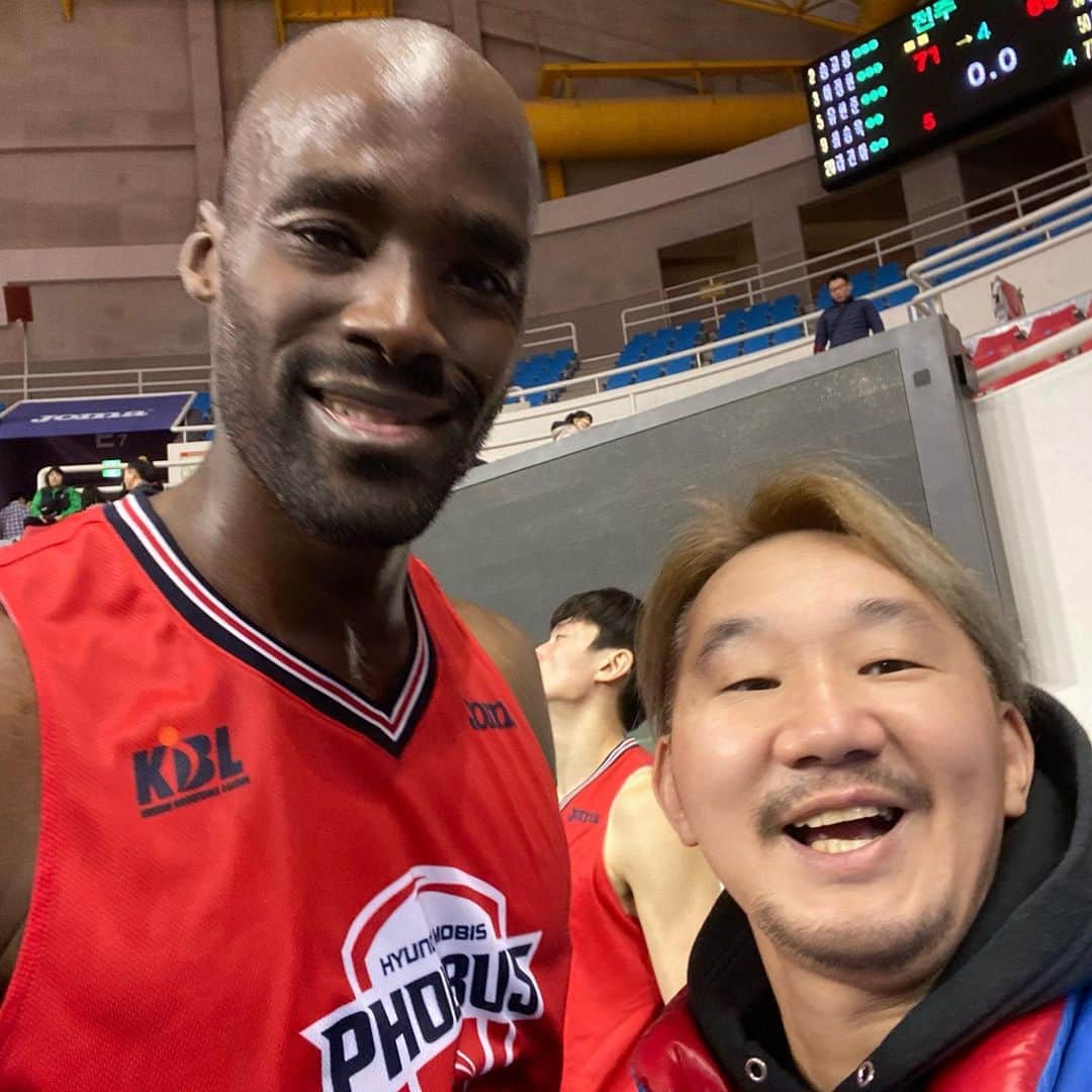 植田朝日のインスタグラム：「🏀🏀🏀﻿ ﻿ ACLで対戦予定の蔚山視察ついでにバスケ観戦⁉️﻿ ﻿ そしたら、蔚山モービスフィバスってチームにバカ上手い奴を発見！w﻿ ﻿ 感動したんで、とりあえず、2ショット取って貰ったら今日デビューの元NBAのスター・オカフォーだったみたい‼️﻿ ﻿ 調べたら凄い選手じゃん。﻿ ﻿ 良い旅だ！w﻿ ﻿ https://nba-sweetdays.com/2019/12/13/post-55634/﻿ ﻿ #tokyo12 #朝日旅 #蔚山潜入 #ACL視察 #韓国バスケ #オカフォー」