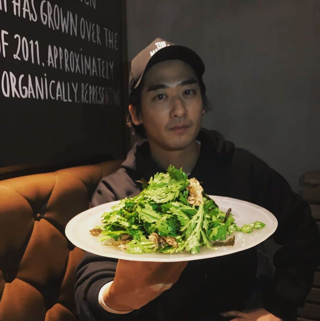 ダイキさんのインスタグラム写真 - (ダイキInstagram)「冬といえば、、、 春菊 @wearethefarm_ebisu @wearethefarm_azabu #organic #オーガニック #wearethefarm #春菊 #春菊サラダ #春菊てんぷら」12月15日 17時21分 - daiki_sugiura0619