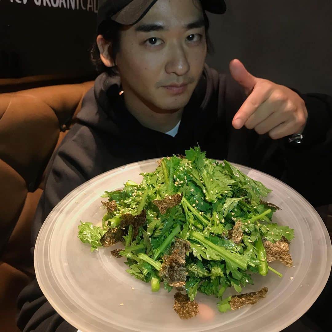 ダイキさんのインスタグラム写真 - (ダイキInstagram)「冬といえば、、、 春菊 @wearethefarm_ebisu @wearethefarm_azabu #organic #オーガニック #wearethefarm #春菊 #春菊サラダ #春菊てんぷら」12月15日 17時21分 - daiki_sugiura0619