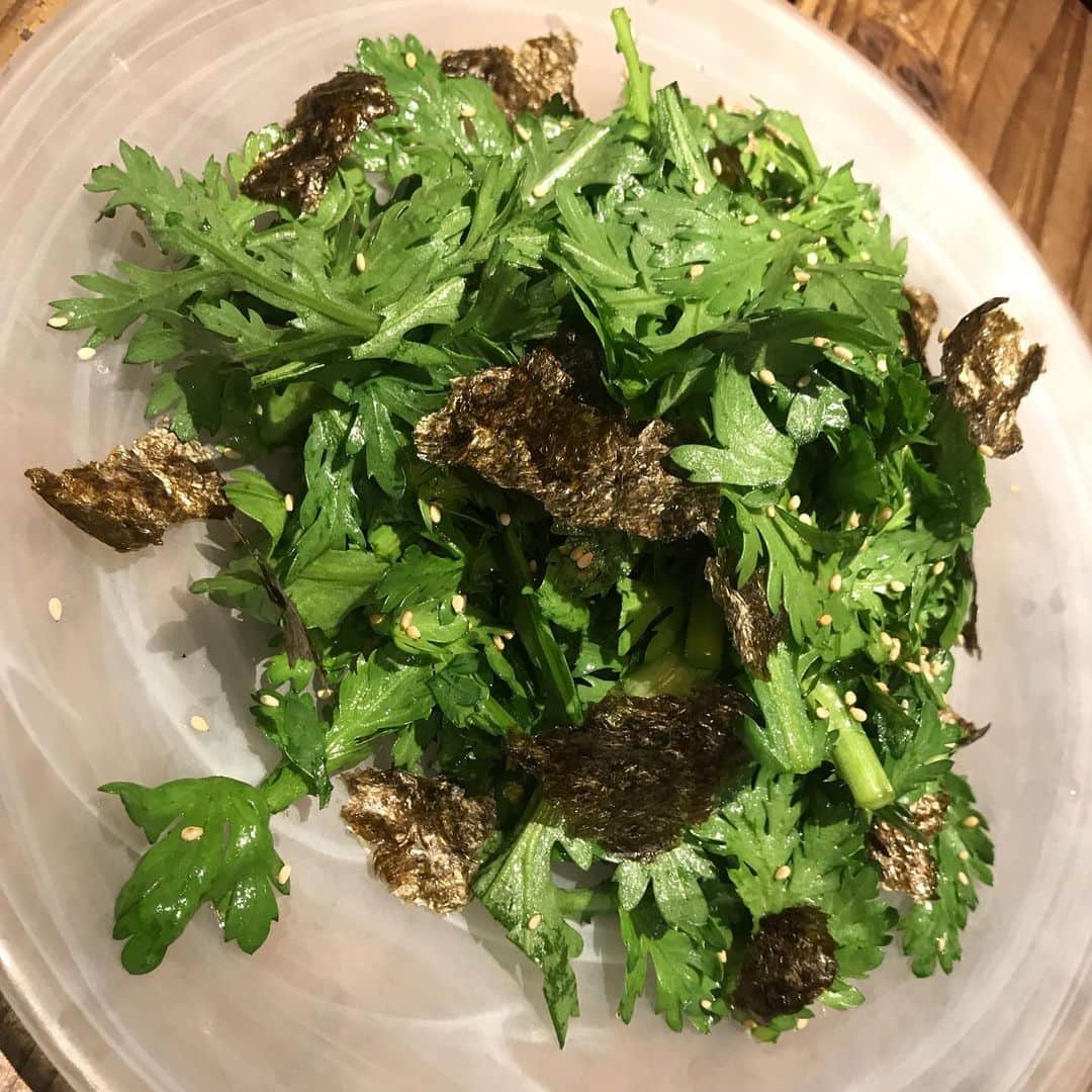 ダイキさんのインスタグラム写真 - (ダイキInstagram)「冬といえば、、、 春菊 @wearethefarm_ebisu @wearethefarm_azabu #organic #オーガニック #wearethefarm #春菊 #春菊サラダ #春菊てんぷら」12月15日 17時21分 - daiki_sugiura0619