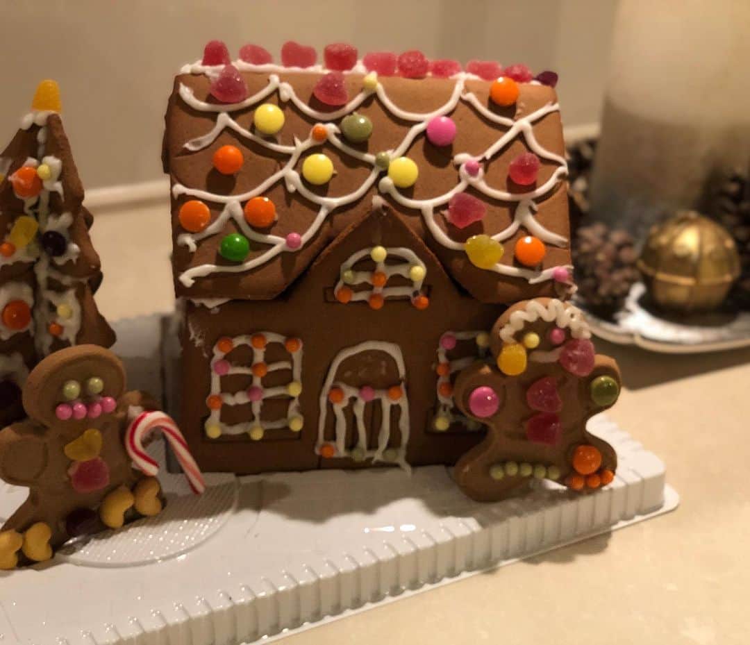 のインスタグラム：「Holidays are coming😊Spent afternoon with my boys making gingerbread house.  今年もボーイズとジンジャーブレッドハウスを作りました！  #gingerbreadhouse #happyholidays #ジンジャーブレッドハウス　#内田恭子　#kyokouchida」