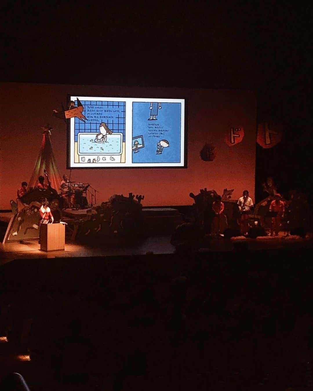 釈由美子さんのインスタグラム写真 - (釈由美子Instagram)「今日は神奈川県綾瀬市の オーエンス文化会館にて行われました 『宮西達也のミラクルワールドクリスマス ヒョッコリンと森のミラクル音楽隊』という  絵本と音楽のステージにゲストで参加させて頂きました！  有名な絵本作家の宮西達也先生の作品を  ステキなブラスバンドの皆様の生演奏と共に 読み聞かせもしました📚  私が読ませて頂いたのは 「おかあさん だいすきだよ」という絵本です  たくさんのお客様の前で絵本の朗読をするのは初めてでしたので緊張しましたが  いつも息子に読み聞かせしているように やさしく語りかけながら読みました☺️ とってもほっこりする、ステキな絵本です💕  宮西達也先生や出演者、バンドメンバーの皆様とも一緒に クリスマスの絵本 「あいたくてあいたくて」という絵本も読みました🥰  みんなで読むのも楽しくていいですね！  絵本のイベントは初参加でしたが 大好きな絵本の世界に入り込んで自分も作品のキャラクターになれたようなような気がして  とっても素敵ないい経験になりました✨😊」12月15日 17時16分 - yumikoshaku