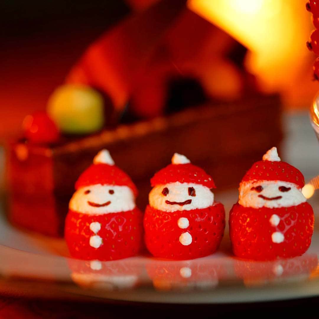 ホテルモントレグループのインスタグラム：「もうすぐクリスマス・・今年はどんな一日を過ごされますか？ホテルモントレでは、特別な一日を演出するプランを取り揃えております。ぜひHPものぞいてみて下さいね。 . A Christmas holiday is just around the corner. How do you spend your holiday!? . #hotelmonterey #hotelmontereygroup #hotel #christmas #christmasdecor #holidayseason #winter #santaclaus #santa #strawberry #visitjapan #japan_of_insta #ホテルモントレ #ホテル #クリスマス #サンタクロース #クリスマスデコレーション #モントレで過ごすクリスマス#スイーツ #クリスマスパーティー #記念日 #アニバーサリー #レストラン」